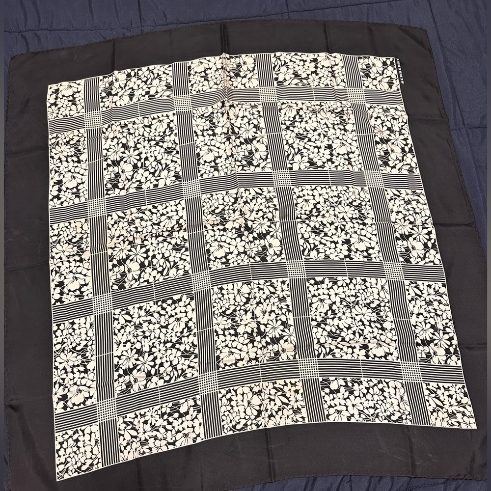 Burberry sili scarf %100 silk 34” square